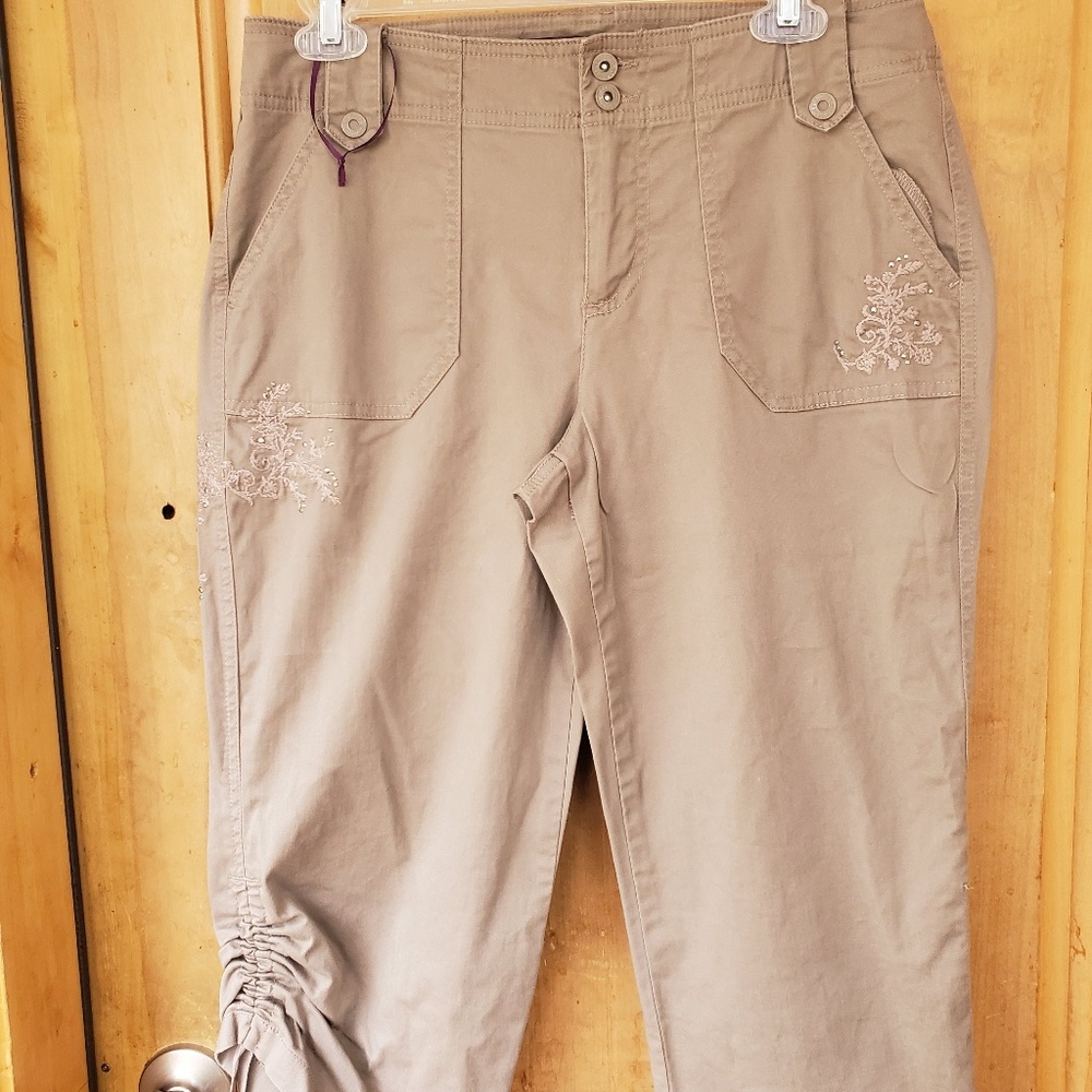Gloria Vanderbilt adorable capri light brown pants